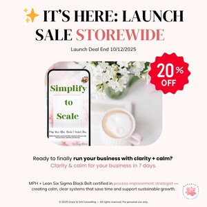 Può includere: Grafica promozionale con il testo "IT'S HERE: LAUNCH SALE STOREWIDE" e "20% OFF". Uno smartphone mostra "Simplify to Scale". L'immagine include una tazza di caffè, fiori e testo sulla chiarezza e la calma negli affari.