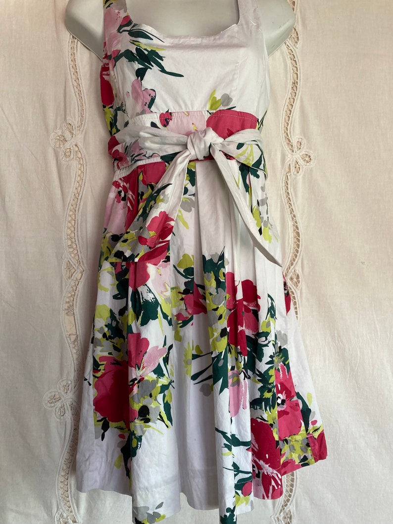 Vintage Couture Summer White Red Floral Party Dress, Elegant Socialite Romance Sleeveless High Waist Cotton Sundress Rose Watercolor Lined image 4