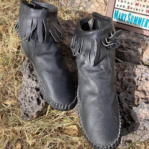 Vintage Leather Taos Black Moccasin 7, Minnetonka Brown Ankle Boot 5 Rubber Sole, EarthWay Book Mary Summer Rain Wise Woman Mom Dad Gift Bild 6