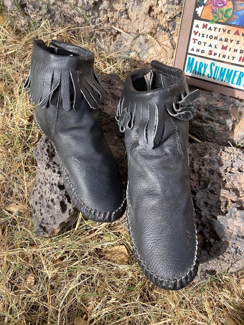 Vintage Leather Taos Black Moccasin 7, Minnetonka Brown Ankle Boot 5 Rubber Sole, EarthWay Book Mary Summer Rain Wise Woman Mom Dad Gift Bild 6