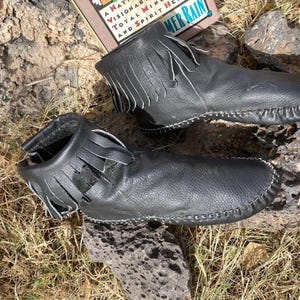Vintage Leather Taos Black Moccasin 7, Minnetonka Brown Ankle Boot 5 Rubber Sole, EarthWay Book Mary Summer Rain Wise Woman Mom Dad Gift Bild 9