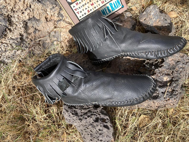 Vintage Leather Taos Black Moccasin 7, Minnetonka Brown Ankle Boot 5 Rubber Sole, EarthWay Book Mary Summer Rain Wise Woman Mom Dad Gift Bild 9
