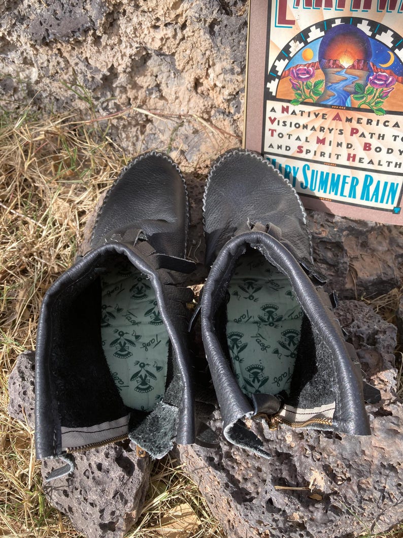 Vintage Leather Taos Black Moccasin 7, Minnetonka Brown Ankle Boot 5 Rubber Sole, EarthWay Book Mary Summer Rain Wise Woman Mom Dad Gift Bild 8
