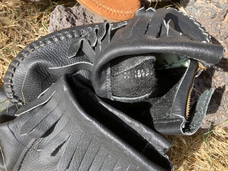 Vintage Leather Taos Black Moccasin 7, Minnetonka Brown Ankle Boot 5 Rubber Sole, EarthWay Book Mary Summer Rain Wise Woman Mom Dad Gift Bild 11