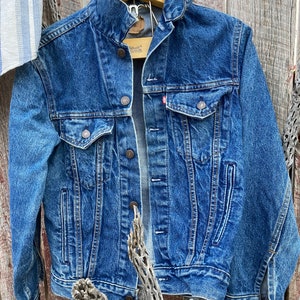 1980s Levis Denim Jean Jacket 36 Unisex Boho Button Up Texture Camp Shirt L Blue Stripe 4X Plus Size Tunic Blouse Long Sleeve Summer Cover image 8