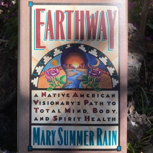 K&ouml;nnte beinhalten: Ein Buch mit dem Titel "Earthway: A Native American Visionary's Path to Total Mind, Body, and Spirit Health" von Mary Summer Rain. Der Umschlag zeigt eine farbenfrohe Illustration eines Sonnenuntergangs &uuml;ber einem Fluss mit einer Sichelmond und Sternen am Himmel.