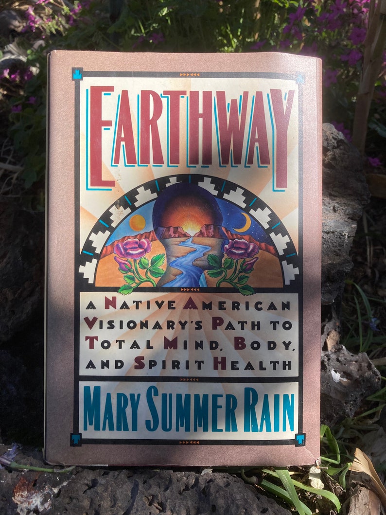 K&ouml;nnte beinhalten: Ein Buch mit dem Titel "Earthway: A Native American Visionary's Path to Total Mind, Body, and Spirit Health" von Mary Summer Rain. Der Umschlag zeigt eine farbenfrohe Illustration eines Sonnenuntergangs &uuml;ber einem Fluss mit einer Sichelmond und Sternen am Himmel.
