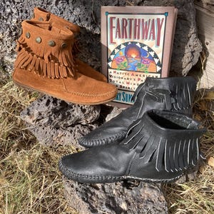 Vintage Leather Taos Black Moccasin 7, Minnetonka Brown Ankle Boot 5 Rubber Sole, EarthWay Book Mary Summer Rain Wise Woman Mom Dad Gift Bild 10