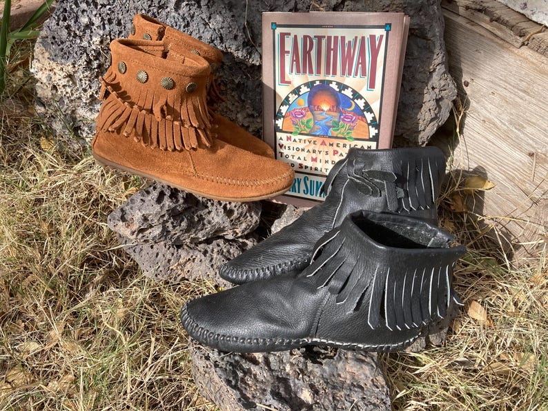 Vintage Leather Taos Black Moccasin 7, Minnetonka Brown Ankle Boot 5 Rubber Sole, EarthWay Book Mary Summer Rain Wise Woman Mom Dad Gift Bild 10