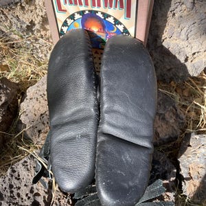 Vintage Leather Taos Black Moccasin 7, Minnetonka Brown Ankle Boot 5 Rubber Sole, EarthWay Book Mary Summer Rain Wise Woman Mom Dad Gift Bild 12