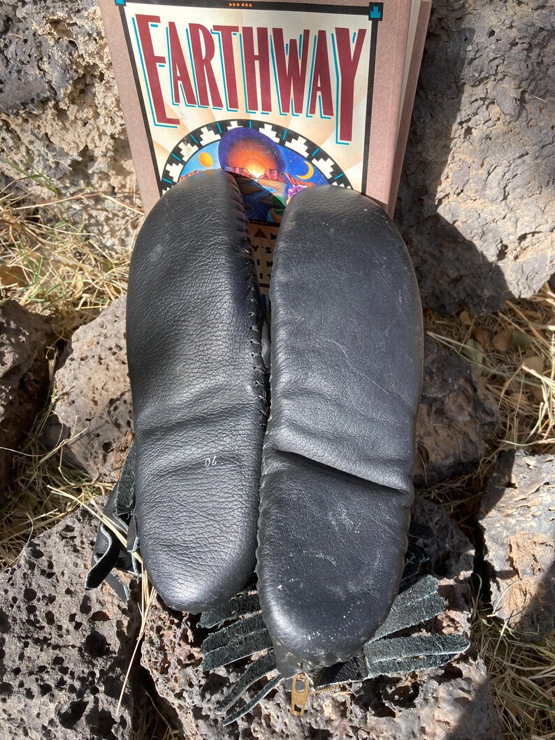 Vintage Leather Taos Black Moccasin 7, Minnetonka Brown Ankle Boot 5 Rubber Sole, EarthWay Book Mary Summer Rain Wise Woman Mom Dad Gift Bild 12