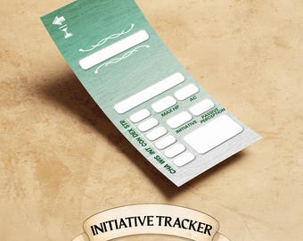 Könnte beinhalten: Eine Initiative-Tracker-Karte in Türkis und Weiß. Sie hat Felder für Statistiken wie MAX HP, AC, Initiative und Passive Wahrnehmung. Der Text "INITIATIVE TRACKER" befindet sich auf einem Banner am unteren Rand.