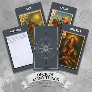 以下が含まれることがあります： ファンタジーをテーマにしたイラスト入りのカードデッキ。カードには「FOOL」、「KNIGHT」、「THE FATES」と書かれています。デッキのタイトル「DECK OF MANY THINGS」はバナーに表示されています。カードには、ジョーカー、馬に乗った騎士、そして他の2人の女性のイラストが描かれています。