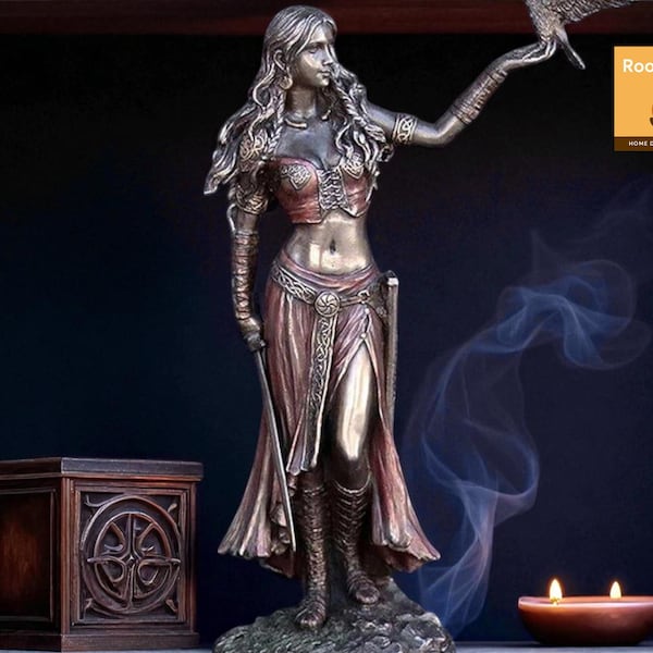 Standbeeld van Morrigan: Keltische godin met kraai en zwaard - altaardecor: bronzen hars