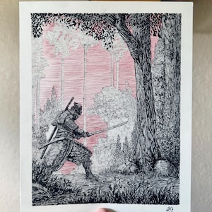 Puede incluir: Un dibujo en tinta negra sobre papel blanco que representa a un guerrero con armadura tradicional sosteniendo una katana en un bosque. El fondo presenta un cielo de tonos rojos con siluetas de árboles y follaje detallados.