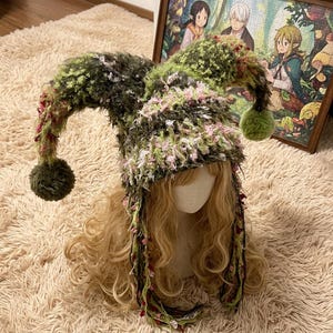 Chapéu de crochê Wild Rose Jester, touca de duas pontas em fio misto floral verde musgo, peça de cabeça de elfo da floresta em estilo fairycore