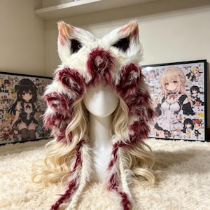 Halloween-Häkelmütze: Creme-Burgunder-Ombré-Mütze mit zotteligen Fuchsohren