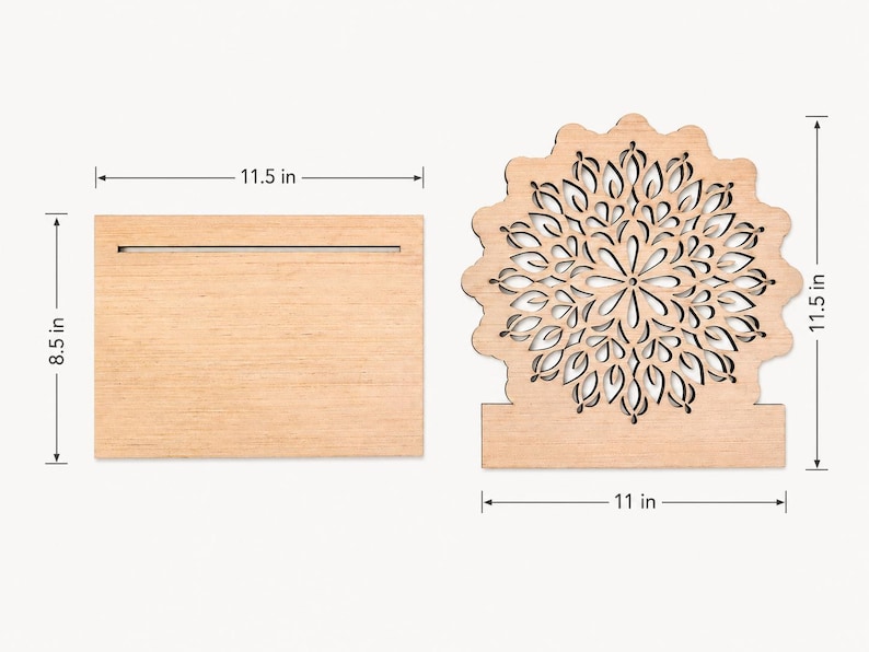 Op de afbeelding: Een lichtgekleurde rechthoekige houten basis met een gleuf van 29,21 cm bij 21,59 cm, en een apart rond houten stuk met een lasergesneden mandalapatroon van 29,21 cm hoog en 27,94 cm breed.