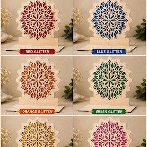 Op de afbeelding: Zes houten mandala-displays met glitterachtergronden in rood, blauw, oranje, groen, geel en roze. De tekst luidt: Available in 6 Glitter Colors, Choose Your Favorite Backing Color, Red Glitter, Blue Glitter, Orange Glitter, Green Glitter, Yellow Glitter, Pink Glitter, Perfect for Ganesh Chaturthi, Shri Krishna Janmashtami, Diwali, Home Mandir Decor & All Indian Festivals.