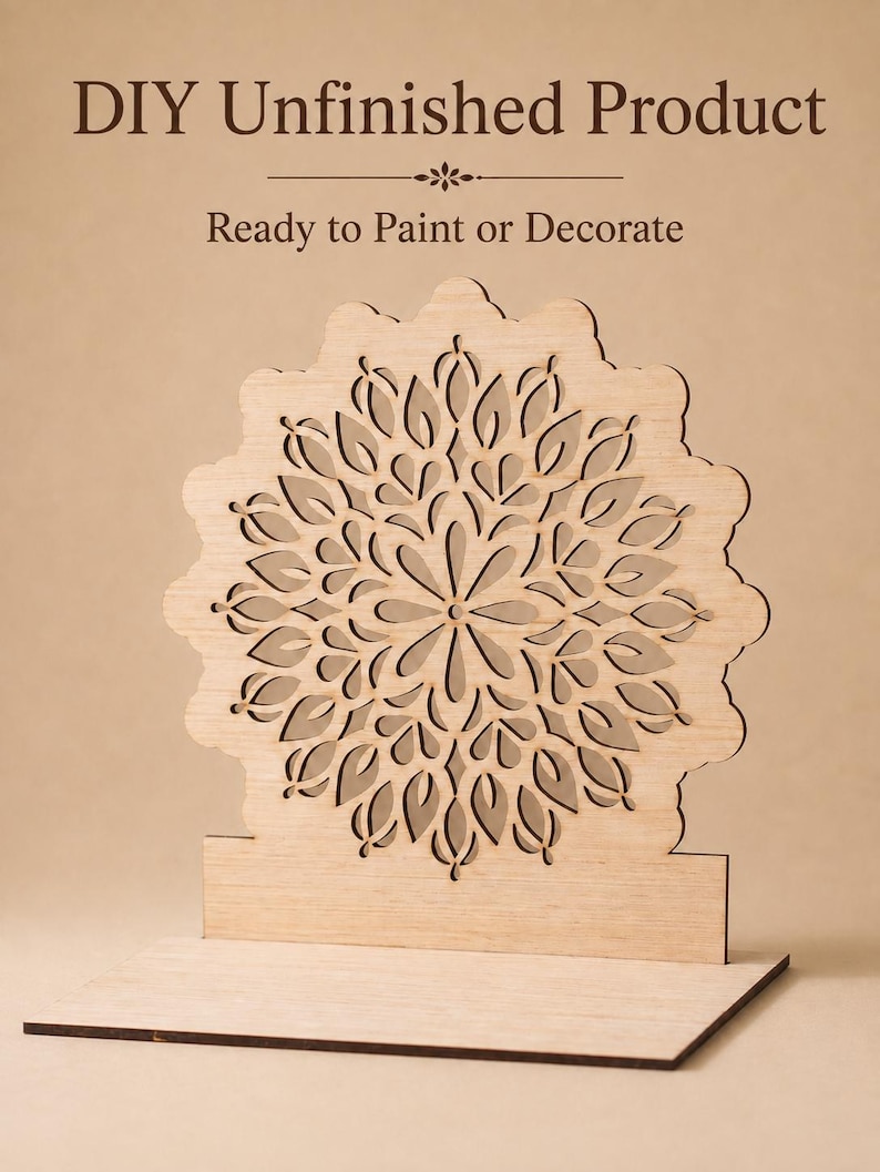 Op de afbeelding: Een lichtgekleurde houten uitsparing met een cirkelvormig mandalapatroon met ingewikkelde bloembladachtige openingen, gemonteerd op een rechthoekige voet. De tekst "DIY Unfinished Product" en "Ready to Paint or Decorate" staat boven het object.