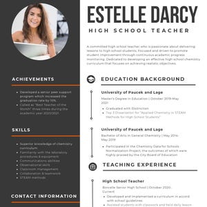 Può includere: Un curriculum vitae per Estelle Darcy, insegnante di scuola superiore, con una foto circolare in alto a sinistra. Il curriculum evidenzia risultati, competenze, istruzione ed esperienza di insegnamento. Il curriculum è su sfondo grigio scuro con testo bianco.