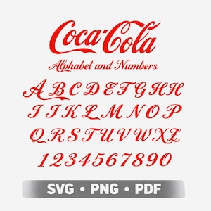 Puede incluir: Alfabeto y números de Coca-Cola en rojo con una fuente de escritura clásica. La imagen incluye las letras de la A a la Z y los números del 1 al 0. Las palabras "Alphabet and Numbers" también están en escritura roja. La imagen también incluye las palabras "SVG • PNG • PDF".
