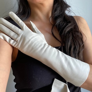 Vintage Made in Italy Size 62 Mid Length White Gloves