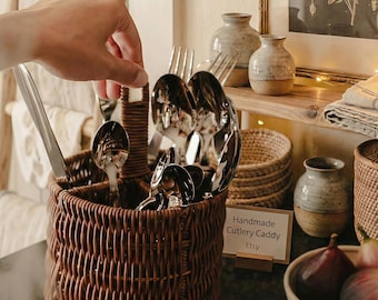 Organizador de utensilios de mimbre con asa, soporte para cubiertos de ratán, organizador de cocina rústico, cesta para cubiertos de picnic y soporte para brochas de maquillaje.