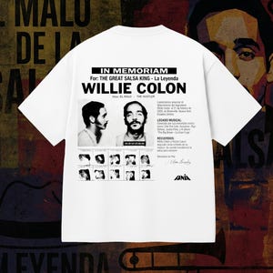 Puede incluir: Camiseta blanca con una imagen en blanco y negro de Willie Colón, con el texto "IN MEMORIAM" y "WILLIE COLON". La camiseta también incluye información biográfica y una lista de su legado musical.