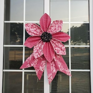 Wzór na szycie ogromnej, pikowanej kokardy kwiatowej, dekoracja ścienna DIY na drzwi z patchworku