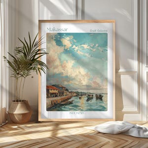Peut inclure: Une affiche encadrée de Makassar, Sulawesi du Sud, Indonésie. L'œuvre représente une scène de port avec des bateaux, des bâtiments et un ciel nuageux. L'affiche est dans un cadre en bois et est exposée sur un mur.