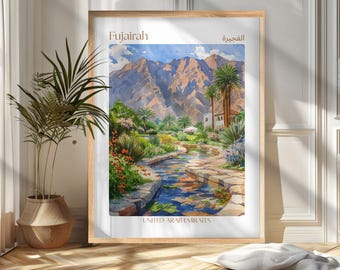 Peut inclure: Impression aquarelle encadrée de Fujairah, Émirats arabes unis. Le paysage représente des montagnes, des palmiers et un cours d'eau. Le cadre est en bois clair, avec du texte en anglais et en arabe.