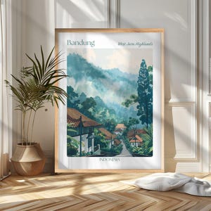 Peut inclure: Une affiche encadrée représentant une illustration à l'aquarelle de Bandung, en Indonésie. L'œuvre représente un village niché dans des montagnes verdoyantes, avec le texte "Bandung" et "West Java Highlands" en haut, et "Indonesia" en bas. Le cadre est marron clair.