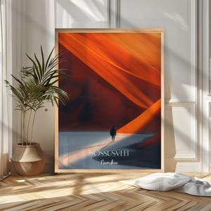 Könnte beinhalten: Gerahmter Kunstdruck mit einer Wüstenlandschaft in Orange- und Rottönen und einer einzelnen Person. Der Druck befindet sich in einem Holzrahmen und trägt den Text "Sossusvlei Namibia".