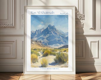 Peut inclure: Une impression d'art mural verticale encadrée représentant une illustration paysagère des montagnes de Ras Al Khaimah. Le texte indique Ras Al Khaimah, sa traduction arabe et United Arab Emirates. La scène montre un premier plan désertique.