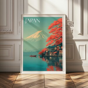 Peut inclure: Une affiche encadrée représentant une illustration paysagère du mont Fuji, une barque rouge sur une eau calme et des bâtiments traditionnels sous des érables rouges éclatants. Le mot JAPAN est écrit en lettres capitales blanches en haut à gauche.