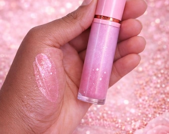 Brillo labial rosa de alto brillo: labios suaves, hidratados y brillantes.