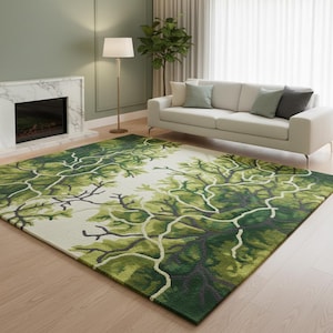 Puede incluir: Una alfombra rectangular con un diseño inspirado en la naturaleza. La alfombra presenta un patrón de follaje y ramas verdes sobre un fondo crema. La alfombra está colocada en un salón con un sofá blanco y una chimenea.