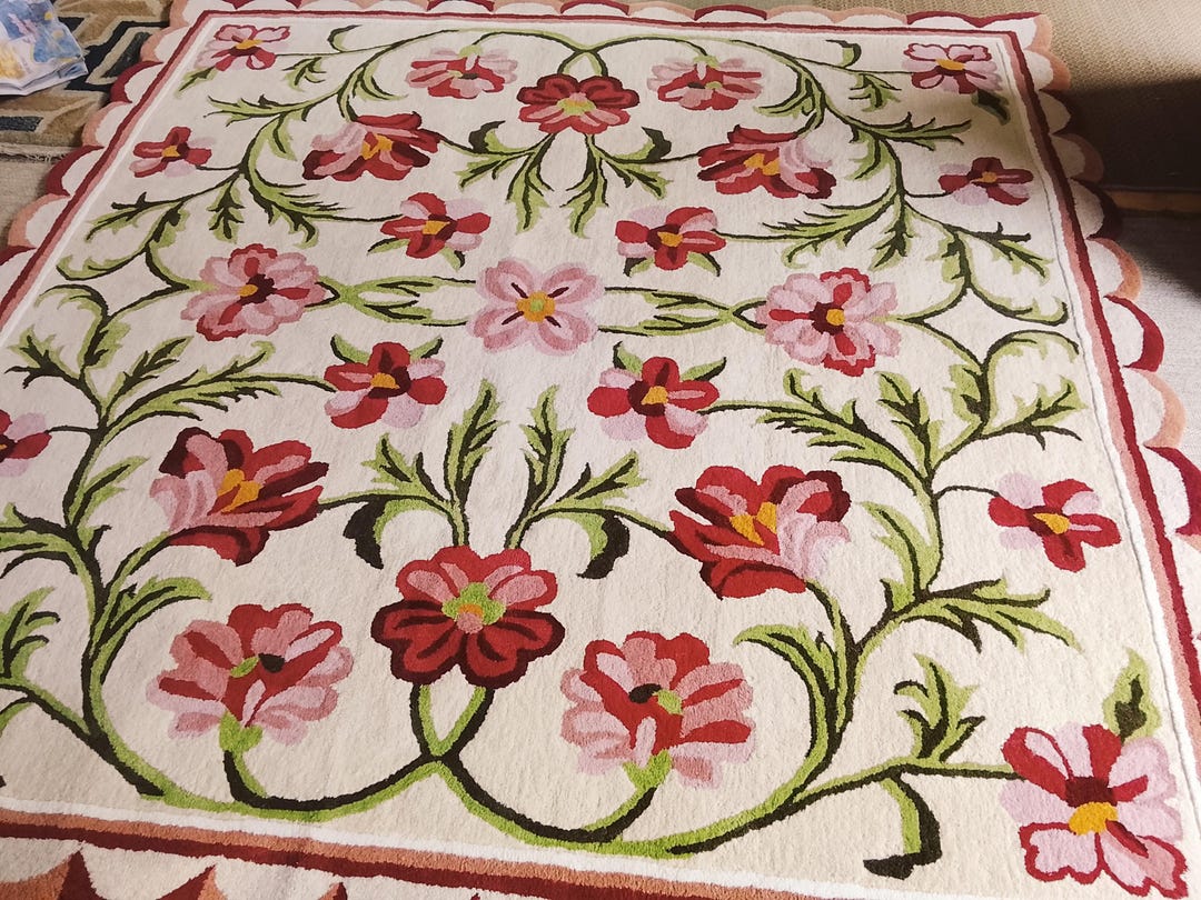 Vintage Blossom Hand-tufted Wool Rug | Scalloped Floral Ivory Area Rug ...