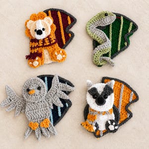 Häkelapplikationsanleitung für Zauberschultiere | Löwe, Schlange, Eule, Dachs (PDF) | Anfänger-Amigurumi-Anleitung für Mütze, Tasche, Decke