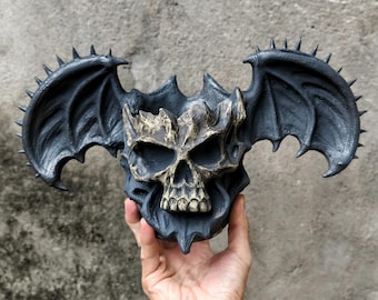 Maceta gótica con forma de calavera de ala de murciélago, cerámica oscura hecha a mano