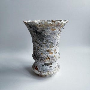 Puede incluir: Un letrero de madera hecho a mano con el texto "Bienvenido a nuestro hogar" en un estilo manuscrito. El letrero está pintado de blanco con letras negras y un acabado envejecido, adecuado para uso en interiores o exteriores.