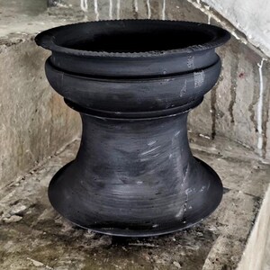 Maceta de cerámica negra, maceta rústica hecha a mano, decoración de interior de inspiración vintage, acento minimalista para el hogar y el jardín.