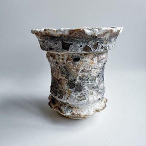 Maceta de cerámica rústica porosa y artística con esmalte blanco burbujeante para suculentas y agaves.