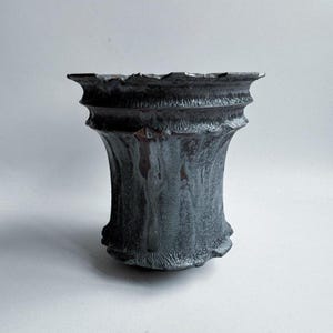 Maceta japonesa de cerámica para suculentas, color negro y gris, con textura Wabi Sabi, caudex y soporte para macetas de agave.