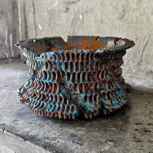 手作りの陶器製プランター、ターコイズブルーの素朴な鉢、侘び寂びの装飾、彫刻的な植木鉢、芸術的な陶器、ユニークなホームガーデンギフト