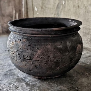 Handgemaakte rustieke keramische plantenbak, primitief aardewerk, decor Wabi Sabi