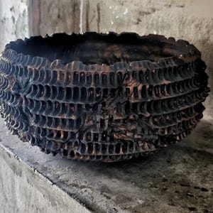 Handgemaakte keramische plantenpot met rustieke textuur, Wabi Sabi decoratie, sculpturale plantenpot, uniek cadeau voor binnentuin en huisdecoratie.