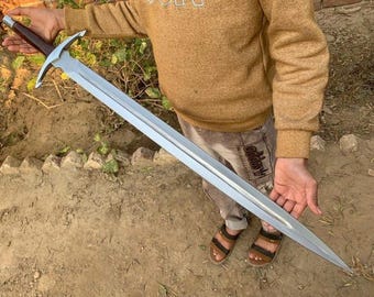 Espada de acero al carbono hecha a mano con mango de palisandro y detalles plateados.