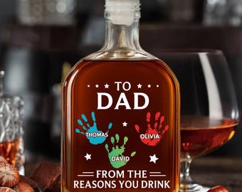 Para papá: La razón por la que bebes. Botella de whisky personalizada, nombres con huellas de manos de niños, regalo divertido para el Día del Padre.